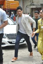Sidharth Malhotra On The Set Of Comedy Dangal For A Gentleman Promotion on 7th Aug 2017 (73)_59882914c5e11.JPG