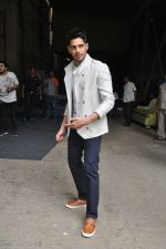 Sidharth Malhotra On The Set Of Comedy Dangal For A Gentleman Promotion on 7th Aug 2017 (83)_5988291eacaa6.JPG