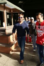 Ajay Devgan Spotted At Airport on 7th Aug 2017 (10)_598953c55f8d3.JPG