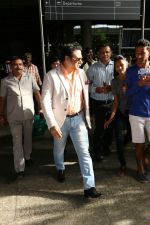 Govinda Spotted At Airport on 7th Aug 2017 (10)_598953e6acdbc.JPG