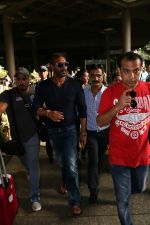 Ajay Devgan Spotted at airport on 8th Aug 2017 (11)_598aa1b855c15.jpg