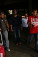 Ajay Devgan Spotted at airport on 8th Aug 2017 (4)_598aa1ae7e6a0.jpg