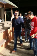 Ajay Devgan Spotted at airport on 8th Aug 2017 (8)_598aa1b395055.jpg