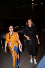 Sonakshi Sinha Spotted At Airport on 9th Aug 2017 (2)_598acd550e419.JPG