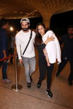 Shahid Kapoor, Mira Rajput Spotted At Airport on 10th Aug 2017 (11)_598c1754b61d6.JPG