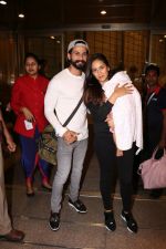 Shahid Kapoor, Mira Rajput Spotted At Airport on 10th Aug 2017 (14)_598c175561bd0.JPG