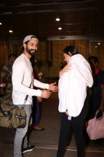 Shahid Kapoor, Mira Rajput Spotted At Airport on 10th Aug 2017 (15)_598c1755eff9d.JPG