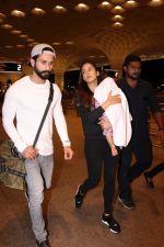 Shahid Kapoor, Mira Rajput Spotted At Airport on 10th Aug 2017 (6)_598c17538195b.JPG