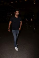 Sushant Singh Rajput Spotted At Airport on 10th Aug 2017 (1)_598c171928b34.JPG