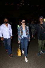 Alia Bhatt Spotted At Airport on 12th Aug 2017 (2)_598f3e941d161.JPG