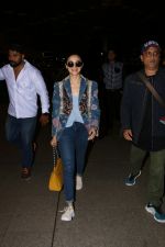 Alia Bhatt Spotted At Airport on 12th Aug 2017 (8)_598f3e9e4dbfe.JPG