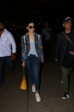 Alia Bhatt Spotted At Airport on 12th Aug 2017 (9)_598f3ea01a6a9.JPG