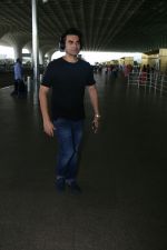Arbaaz Khan Spotted At Airport on 12th Aug 2017 (2)_598f3c8390367.JPG