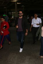 Ayushmann Khurrana Spotted At Airport on 12th Aug 2017 (10)_598f3cac9d40b.JPG