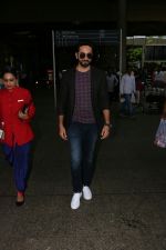 Ayushmann Khurrana Spotted At Airport on 12th Aug 2017 (9)_598f3cab1e889.JPG
