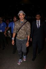 Farhan Akhtar Spotted At Airport on 12th Aug 2017 (5)_598f3ccedc8b6.JPG