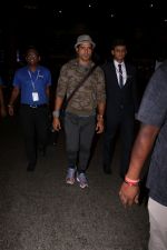Farhan Akhtar Spotted At Airport on 12th Aug 2017 (9)_598f3cd1a3d87.JPG