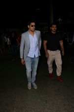 Sidharth Malhotra Spotted At Airport on 11th Aug 2017 (10)_598f31a470b1c.JPG