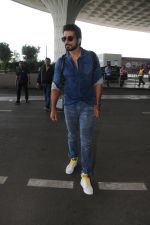 Sonu Sood Spotted At Airport on 12th Aug 2017 (28)_598f3d5a1c352.JPG