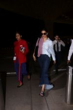 Deepika Padukone Spotted At Airport on 16th Aug 2017 (7)_59959ee2088e1.JPG