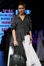 Neha Dhupia at Lakme Fashion Week 2017 on 17th Aug 2017 (18)_5995b007addf0.JPG