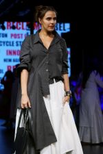 Neha Dhupia at Lakme Fashion Week 2017 on 17th Aug 2017 (19)_5995b008609cb.JPG