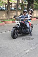 Sidharth Malhotra, Jacqueline Fernandez at Special Bike Ride At Bandstand to Promote Film A Gentleman on 17th Aug 2017 (5)_59969096b861b.JPG
