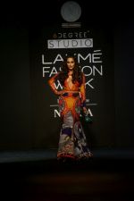 Chitrangada Singh On Ramp Walk For Neha Agarwal As A Showstopper For LFW 2017 on 18th Aug 2017 (10)_599859f4bce27.JPG