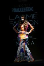 Chitrangada Singh On Ramp Walk For Neha Agarwal As A Showstopper For LFW 2017 on 18th Aug 2017 (44)_59985a0a83093.JPG