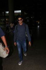 Farhan Akhtar Spotted At Airport on 19th Aug 2017 (3)_599924af2b6ee.JPG