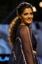Saiyami Kher On Ramp Walks For Nachiket Barve As A Showstopper For LFW 2017 on 19th Aug 2017 (25)_59992ceed2c02.JPG