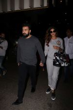 Shilpa Shetty & Raj Kundra Spotted At Airport on 23rd Aug 2017 (15)_599d487eee064.JPG