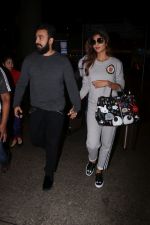Shilpa Shetty & Raj Kundra Spotted At Airport on 23rd Aug 2017 (28)_599d48b22c7a3.JPG