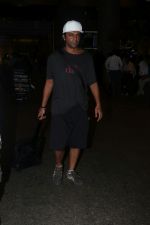 Sunil Grover Spotted At Airport on 23rd Aug 2017 (6)_599d48a3da53d.JPG