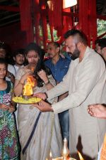 Sanjay Dutt, Manyata Dutt At The Shoot For The Ganesh Aarti on 23rd Aug 2017 (30)_599e7513cbdee.JPG