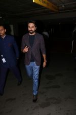 Ayushmann Khurrana Spotted At Airport on 28th Aug 2017 (1)_59a3c0e4b7519.JPG
