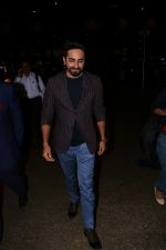 Ayushmann Khurrana Spotted At Airport on 28th Aug 2017 (6)_59a3c0dbdb33f.JPG