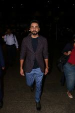 Ayushmann Khurrana Spotted At Airport on 28th Aug 2017 (8)_59a3c0df8f611.JPG