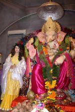Urvashi Rautela Visit Andheri Cha Raja To Take Blessing Of Bappa on 28th Aug 2017 (26)_59a5086ca5497.JPG
