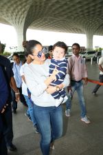 Kareena Kapoor Khan With Son Taimur Ali Khan Spotted At Airport on 31st Aug 2017 (10)_59a8f098e236b.JPG