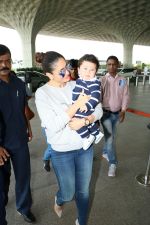Kareena Kapoor Khan With Son Taimur Ali Khan Spotted At Airport on 31st Aug 2017 (11)_59a8f09a8b7be.JPG