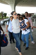 Kareena Kapoor Khan With Son Taimur Ali Khan Spotted At Airport on 31st Aug 2017 (8)_59a8f095e6297.JPG