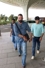 Sanjay Dutt Spotted At Airport on 31st Aug 2017 (10)_59a8f073d7a3b.JPG