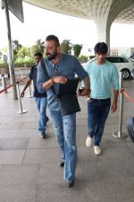 Sanjay Dutt Spotted At Airport on 31st Aug 2017 (11)_59a8f07584652.JPG
