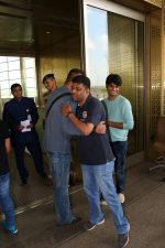 Sanjay Dutt Spotted At Airport on 31st Aug 2017 (13)_59a8f078e6e2d.JPG