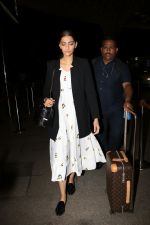 Sonam Kapoor Spotted At Airport on 31st Aug 2017 (11)_59a90c43cef89.JPG