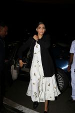 Sonam Kapoor Spotted At Airport on 31st Aug 2017 (2)_59a90c39266d6.JPG