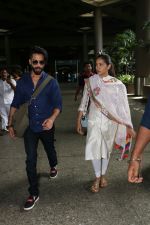Shahid Kapoor with His Wife Mira Rajput Spotted At Airport on 2nd Sept 2017 (11)_59aabb6030bb6.JPG