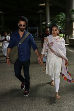 Shahid Kapoor with His Wife Mira Rajput Spotted At Airport on 2nd Sept 2017 (12)_59aabb7da241a.JPG