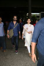 Shahid Kapoor with His Wife Mira Rajput Spotted At Airport on 2nd Sept 2017 (5)_59aabb5c4f0fe.JPG